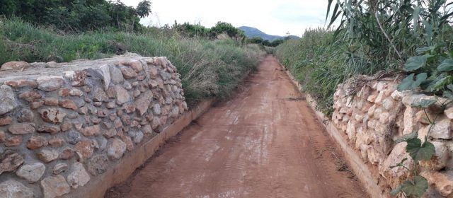 La Brigada neteja i desbrossa la séquia de la Sotà de Benicarló en previsió de pluges