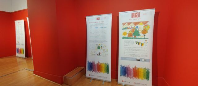 El drama dels xiquets migrants i refugiats, en una exposició a l’Auditori de Vinaròs