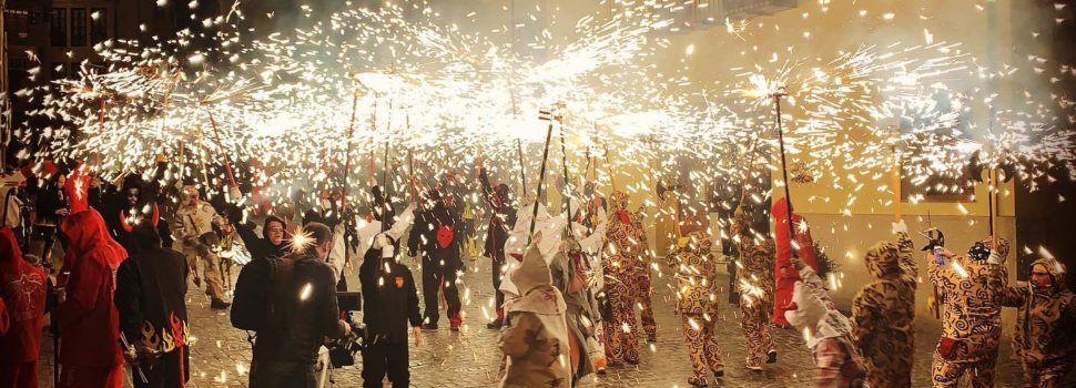  La VI Trobada de Dimonis, con siete cuadrillas, llena de luz y pólvora las calles de Morella