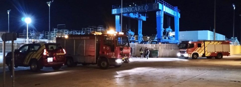 Entre 200 y 400 litros de gasoil vertido al agua en el puerto de Benicarló