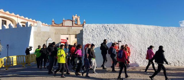 El viento no impide la caminata por la ermita de Vinaròs