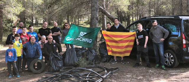 Geocachers Vinaròs saca basura de Perafot y asiste a un encuentro internacional
