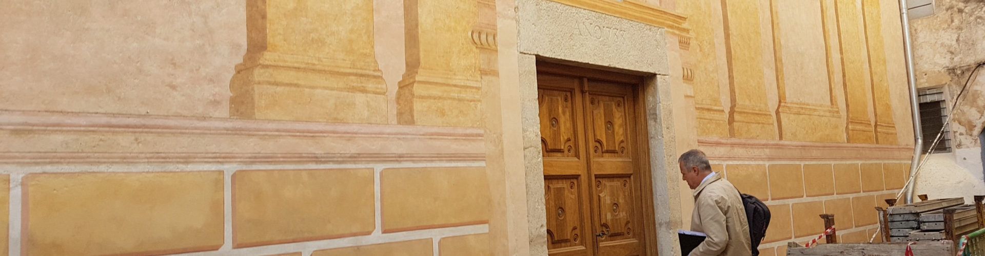 La fachada de Santa Victoria de Vinaròs ya luce restauradas sus arquitecturas fingidas