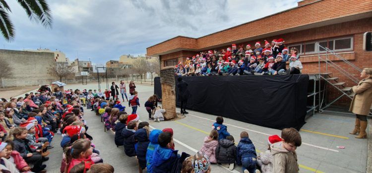 Cantada de nadales per acabar les classes