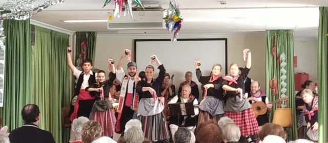 Les Camaraes de Vinaròs ballen per als vellets i velletes