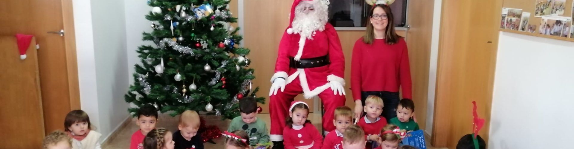 El pare Noel visita el Centre Infantil Les Joguines de Vinaròs