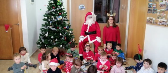 El pare Noel visita el Centre Infantil Les Joguines de Vinaròs