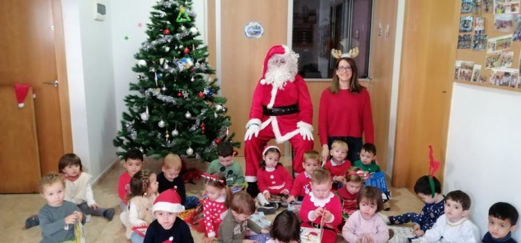 El pare Noel visita el Centre Infantil Les Joguines de Vinaròs