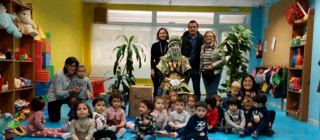 La ludoteca municipal de Peñíscola recibe un paje real