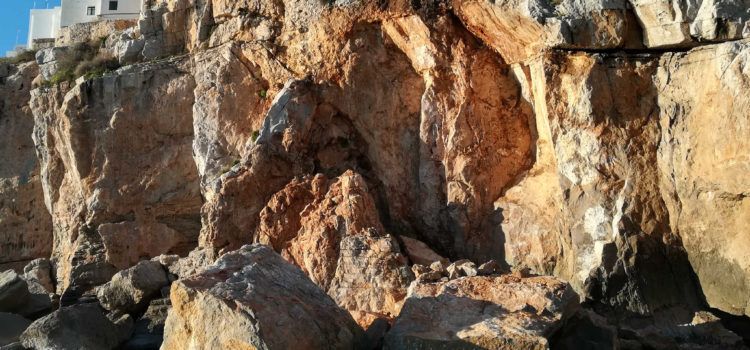 Peñíscola solicita al Gobierno que estudie los desprendimientos en los acantilados de su ciudadela 