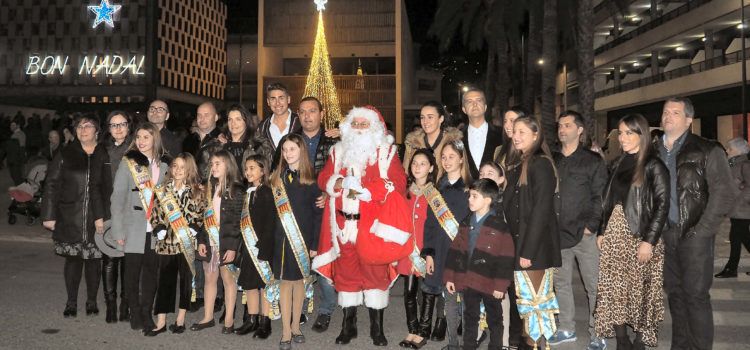 Peñíscola ha recibido la especial visita de Papá Noel