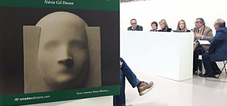 La professora Núria Gil publica un llibre biogràfic de l’escultora Cinta Sabaté