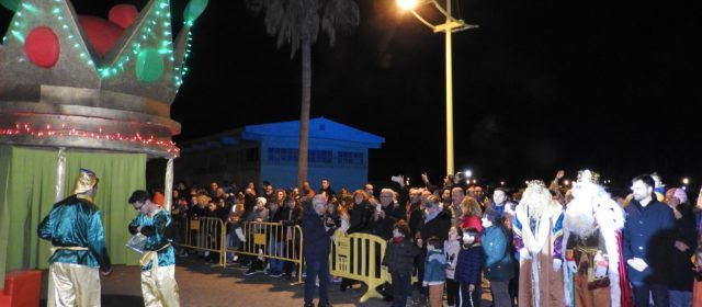 Milers de grans i menuts reben els Reis Mags a Vinaròs