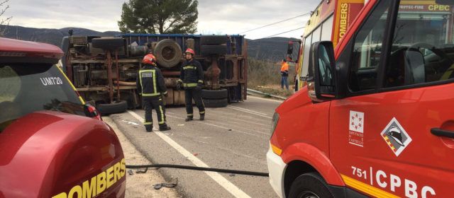 Vuelca un camión en la AP-7 (Peñíscola) y otro en les Coves de Vinromà