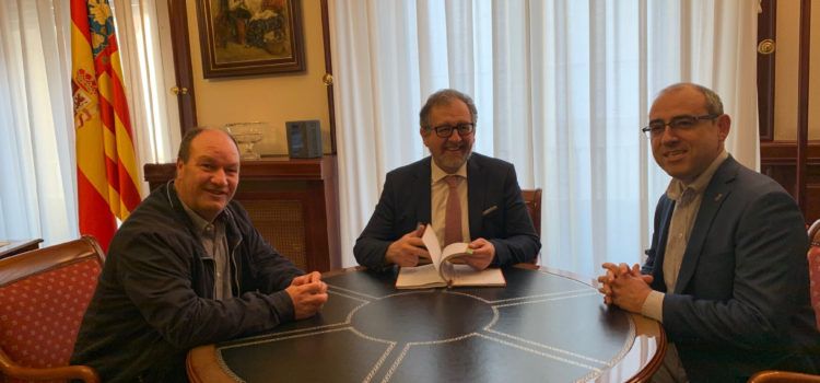 El president de la Diputació rep a l’alcalde d’Olocau del Rey i analitza les millores en infraestructures i serveis socials