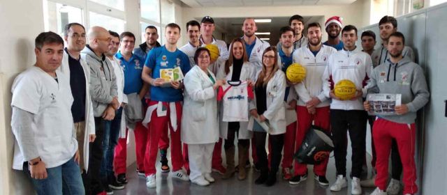 El Club Baloncesto Benicarló lleva regalos a los niños y niñas ingresados del Hospital Comarcal de Vinaròs