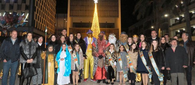 Música, confeti, caramelos y baile para recibir a los Magos de Oriente en Peñíscola