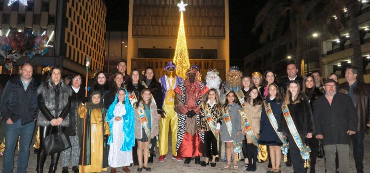 Música, confeti, caramelos y baile para recibir a los Magos de Oriente en Peñíscola