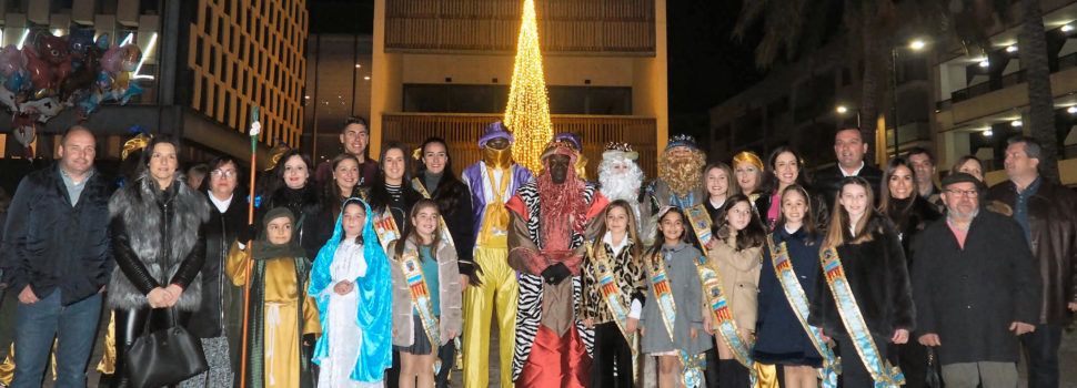 Música, confeti, caramelos y baile para recibir a los Magos de Oriente en Peñíscola