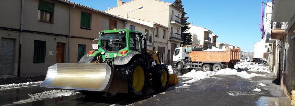 Retiren amb camions la neu de les avingudes de Vilafranca