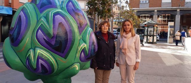 La segona escultura de la carxofa en Benicarló s’ubica al Mercat Municipal