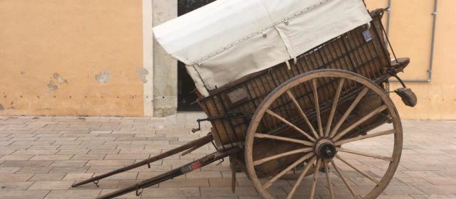 Donació al MUCBE de Benicarló d’un carro i una màquina de fer vainica