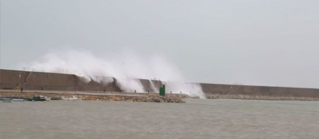 El temporal s'”empassa” el dic de Llevant de Vinaròs