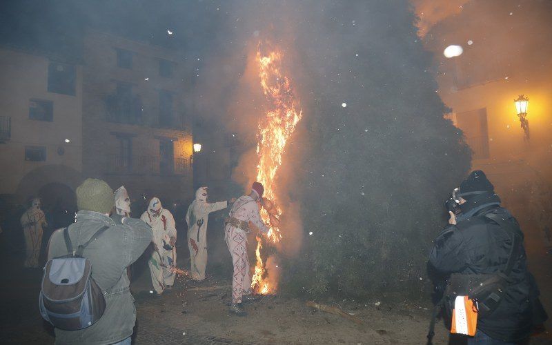 Els dimonis i els sants prenen Forcall amb la “Santantonà”