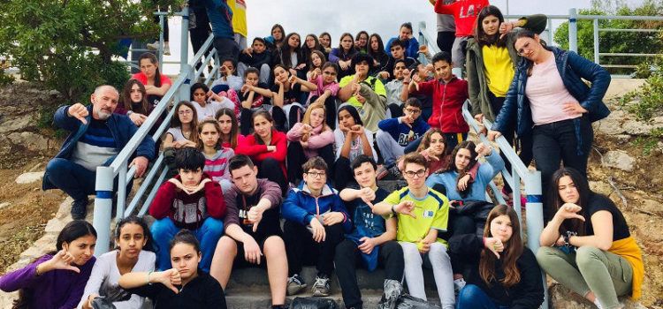 Alumnes de l’IES Serra d’Irta continuen amb la recollida voluntària de residus a les platges d’Alcossebre