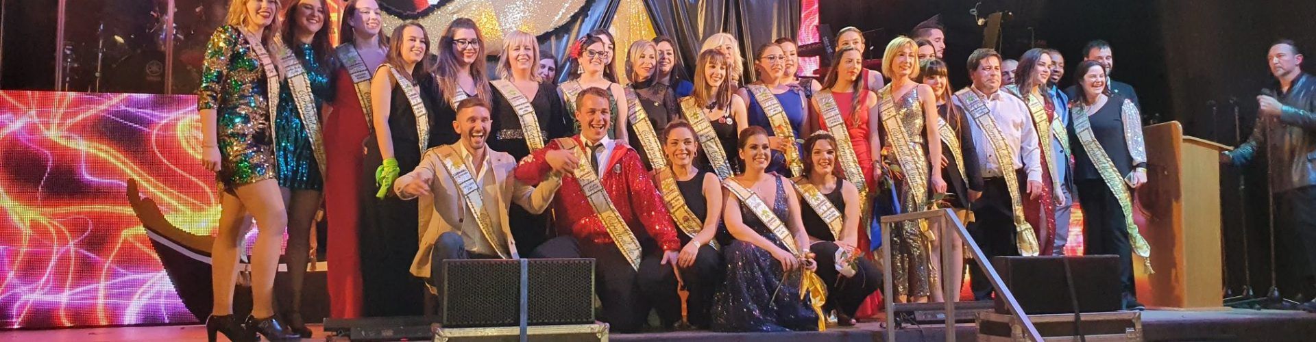 La imposició de bandes a reis i reines del Carnaval de Vinaròs, foto a foto