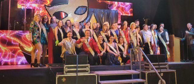La imposició de bandes a reis i reines del Carnaval de Vinaròs, foto a foto