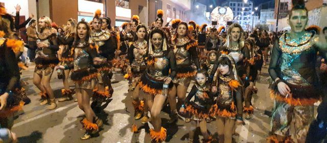La primera desfilada del Carnaval de Vinaròs, en 6 vídeos