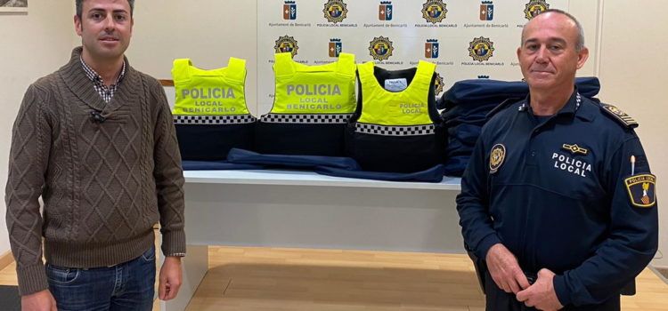 La policia local de Benicarló compra 10 armilles antibales