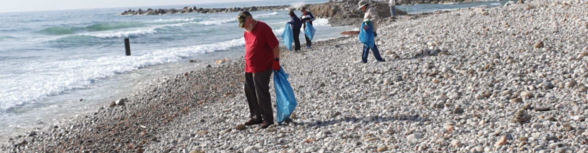 Más de un centenar de participantes en la limpieza de playas de Vinaròs