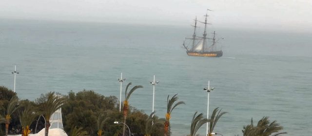 Un gran veler navegant per davant de Vinaròs