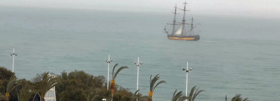 Un gran veler navegant per davant de Vinaròs