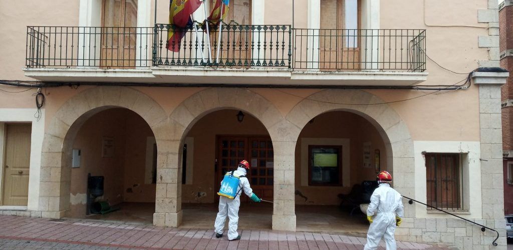 Albocàsser neteja i desinfecta els carrers amb ajuda de la Cooperativa Agrícola Sant Pau i el Consorci de Bombers