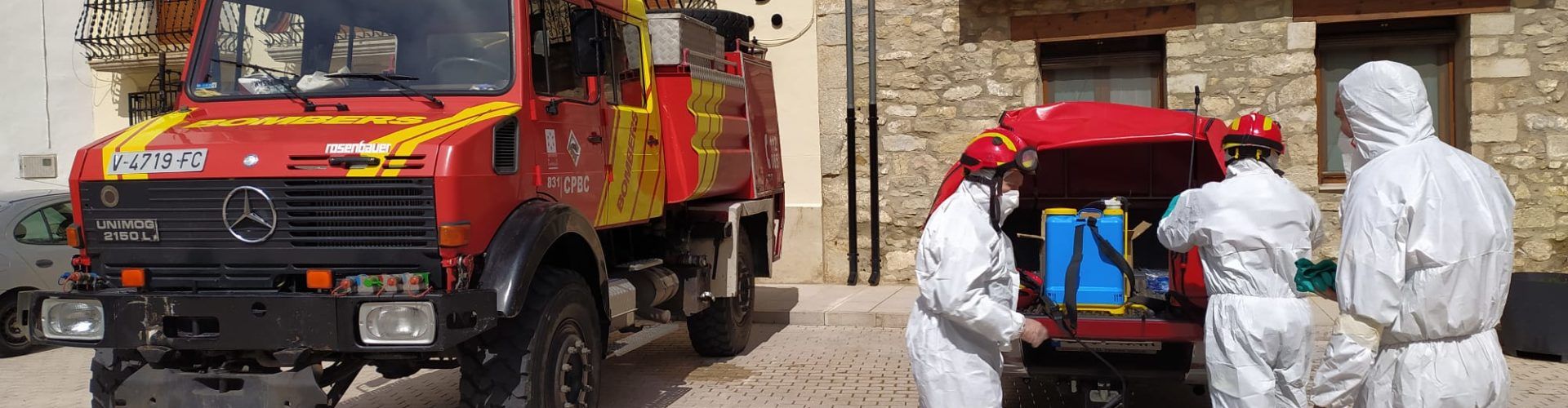Els bombers desinfecten els espais públics d’Ares