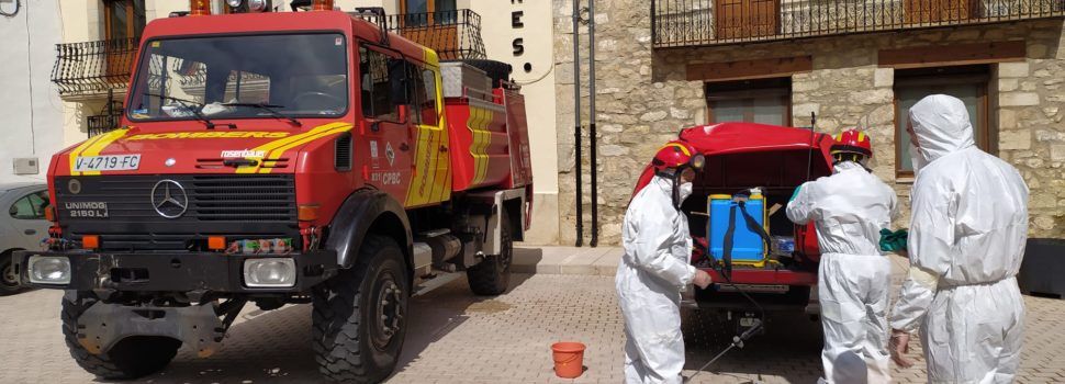 Els bombers desinfecten els espais públics d’Ares