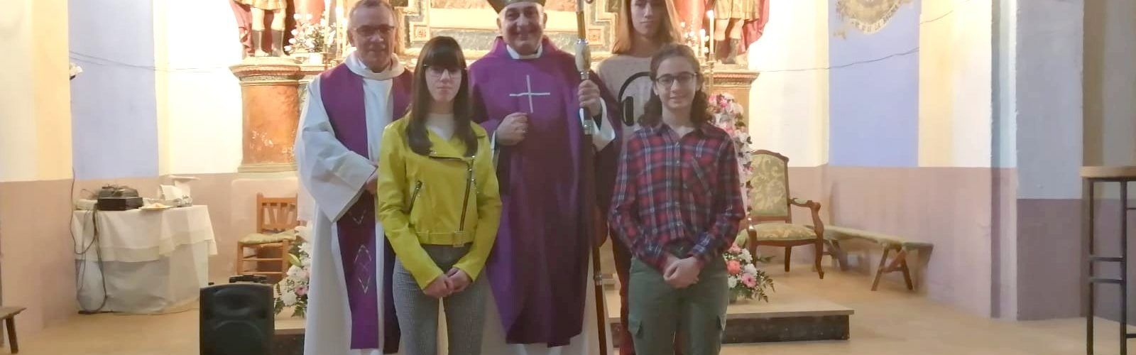 El bisbe de Tortosa confirma tres joves a Palanques, població amb només 34 habitants