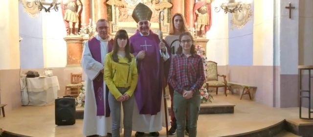 El bisbe de Tortosa confirma tres joves a Palanques, població amb només 34 habitants