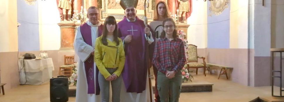 El bisbe de Tortosa confirma tres joves a Palanques, població amb només 34 habitants