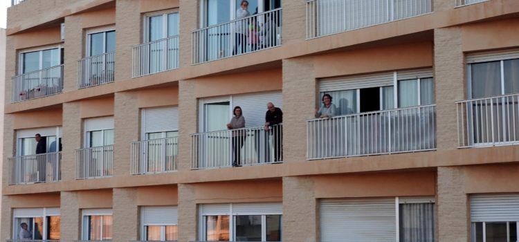 La “volteta” i aplaudiments de les 8, ara amb llum solar