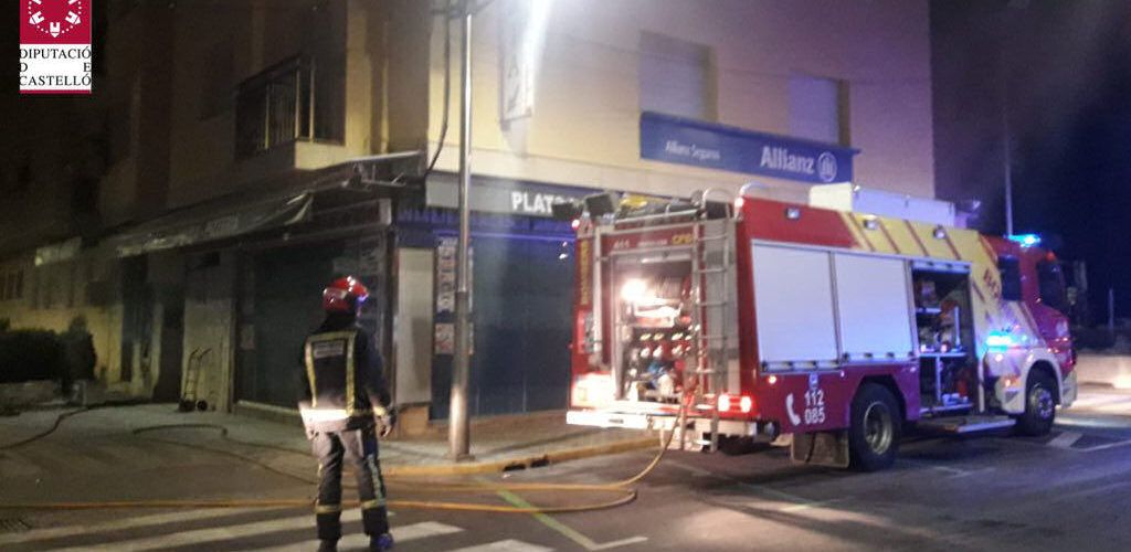 Los bomberos sofocan un incendio en una cafetería de Peñíscola