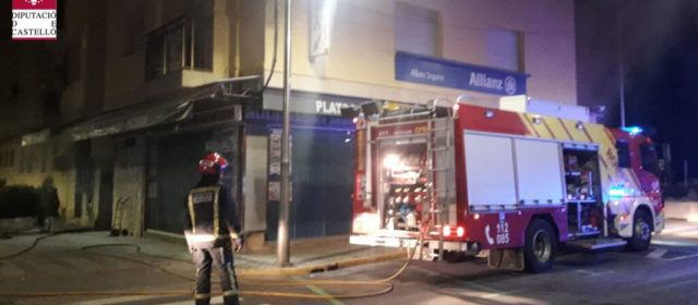 Los bomberos sofocan un incendio en una cafetería de Peñíscola