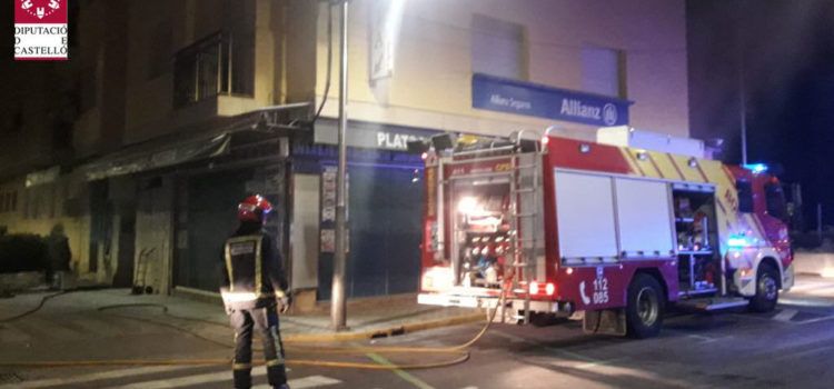 Los bomberos sofocan un incendio en una cafetería de Peñíscola