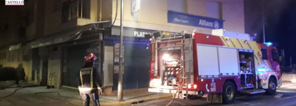 Los bomberos sofocan un incendio en una cafetería de Peñíscola