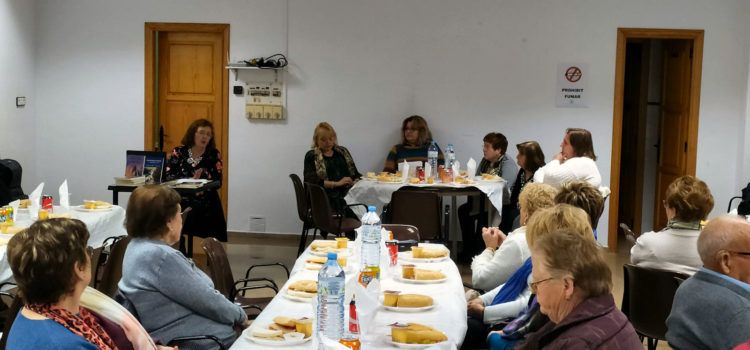 Conferència sobre els càtars de Pilar Bellés a les Coves de Vinromà