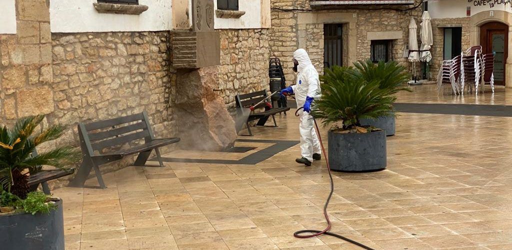Tírig neteja i desinfecta el municipi contra el coronavirus