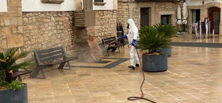 Tírig neteja i desinfecta el municipi contra el coronavirus